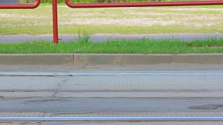 有轨电车在轨道上行驶时，停下来，再往前走视频素材模板下载