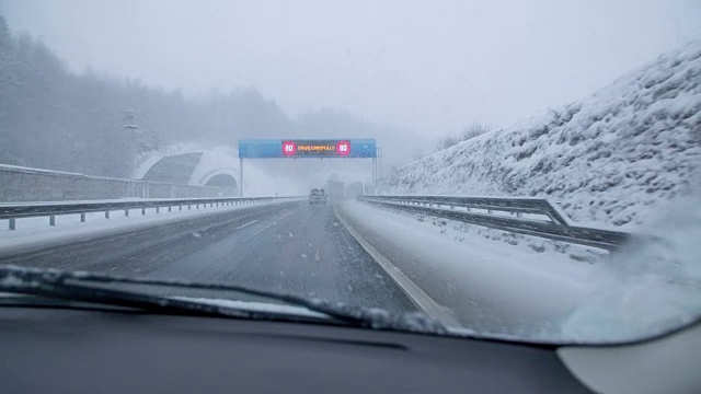 在白雪覆盖窗户之前擦窗户