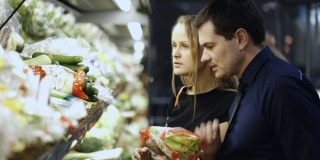 男人和女人在杂货店买新鲜蔬菜