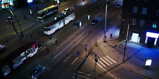 爱沙尼亚塔林傍晚的城市交通。有公共交通的十字路口