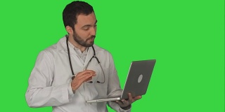 医生在笔记本电脑上开会，病人在绿色屏幕上，色度键