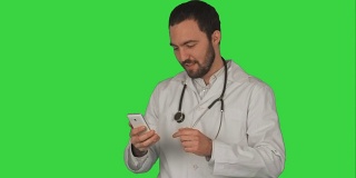 医生或医务人员在绿色屏幕上用智能手机的前置摄像头自拍