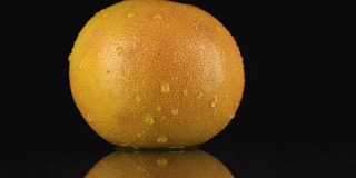 橙子葡萄柚的露珠是绕轴旋转的