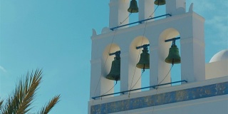传统基克拉迪地中海教堂的钟楼细节