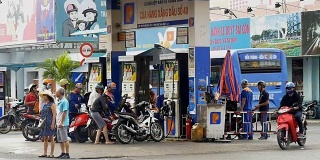 胡志明/西贡，越南- 2015:汽油价格为亚洲加油站加油