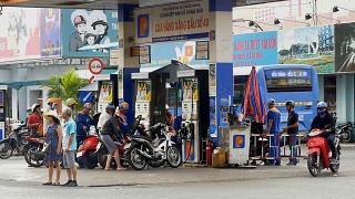 胡志明/西贡，越南- 2015:汽油价格为亚洲加油站加油视频素材模板下载