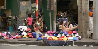 胡志明/西贡，越南- 2015:在街上卖东西