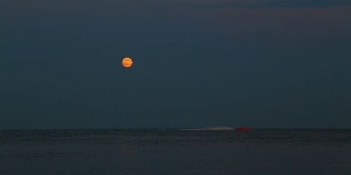 红色汽艇和满月