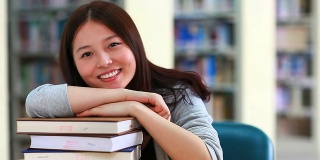 漂亮的亚洲女大学生在图书馆