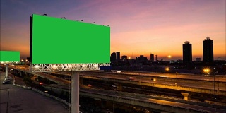 高速公路边的绿屏广告广告牌。
