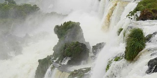 伊瓜苏瀑布位于巴西和阿根廷边境