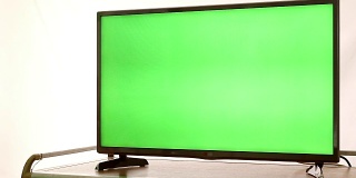 智能电视和人按遥控器，跟随焦点，绿色屏幕