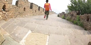 在中国长城徒步旅行的年轻女子