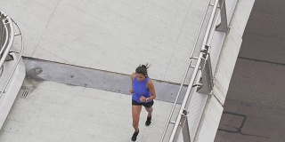 从市中心的桥上跑过的女人