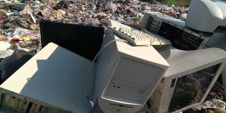 垃圾场里的废弃电脑