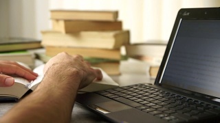 电脑和书的家庭作业视频素材模板下载