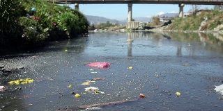 高清:亚洲被污染河流的静态镜头。