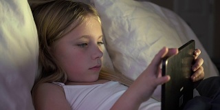 女性儿童使用科技上床睡觉