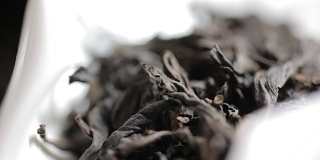 芳香的黑色松散茶叶堆在光的背景