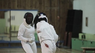 两个年轻的击剑运动员在训练中。慢动作视频素材模板下载