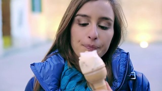 漂亮的年轻女人和冰淇淋视频素材模板下载