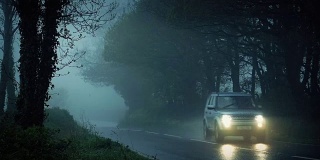 汽车在雨中穿过雾蒙蒙的乡村