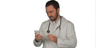 医生或医务人员用智能手机的前置摄像头在白色背景下自拍