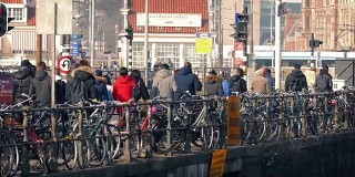 在城市里走过自行车的人群