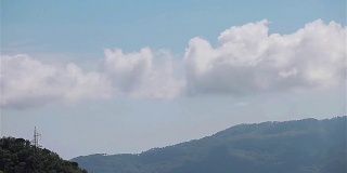 山脉，天空和瑞士的云。锅