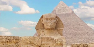间隔拍摄。胡夫和斯芬克斯金字塔上的云朵。吉萨埃及。2