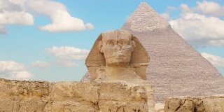 间隔拍摄。胡夫和斯芬克斯金字塔上的云朵。吉萨埃及。1节