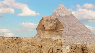 间隔拍摄。胡夫和斯芬克斯金字塔上的云朵。吉萨埃及。1节视频素材模板下载