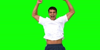 一个在绿色屏幕上举起手臂的兴高采烈的人