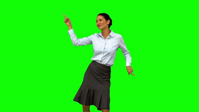 快乐的女商人迪斯科在绿色的屏幕上跳舞