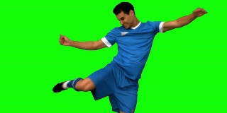 足球运动员在绿色屏幕上踢足球