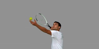 在灰色屏幕上打网球的男子发球