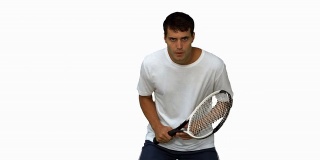 英俊的男子训练，同时打网球在白屏幕上
