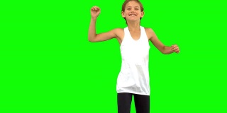 小女孩在绿色的屏幕上跳舞