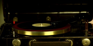 老式电唱机可以播放黑胶唱片