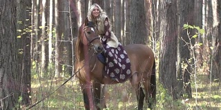 亚马逊穿着漂亮的裙子，骑着马