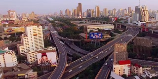 道路和汽车无人机