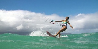 在海洋中女子风筝冲浪，极限夏季运动