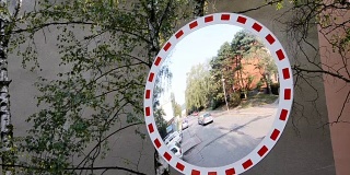 路边的镜子和汽车驾驶