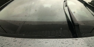 一名男子在大雨中在潮湿的道路上开车