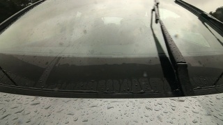 一名男子在大雨中在潮湿的道路上开车视频素材模板下载
