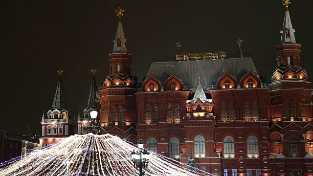 圣诞节(新年假期)照明和国家历史博物馆在晚上，在莫斯科克里姆林宫附近，俄罗斯
