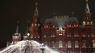 圣诞节(新年假期)照明和国家历史博物馆在晚上，在莫斯科克里姆林宫附近，俄罗斯视频素材模板下载
