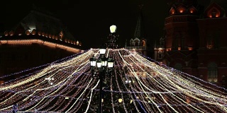 在俄罗斯莫斯科，圣诞节和新年的夜晚灯火辉煌