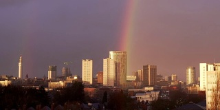 伯明翰市中心有一道彩虹。