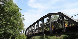 旧火车正驶过一座桥